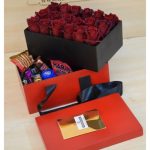 باکس سورپرایزی با رز و شکلات و پک آرایشی